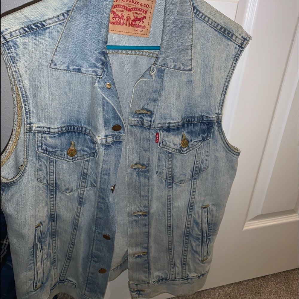 Light wash Levi’s Vest